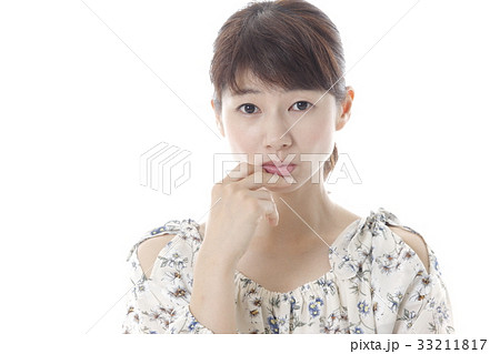 自然な表情の女性 自然な表情の女性 33211817