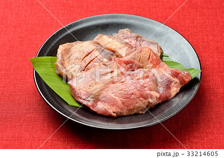 焼肉用の牛タン（牛たん）厚切り／味付きの生肉。未加熱、焼いていません。 33214605