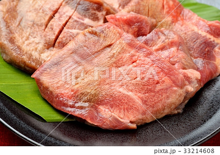 焼肉用の牛タン（牛たん）厚切り／味付きの生肉。未加熱、焼いていません。 33214608