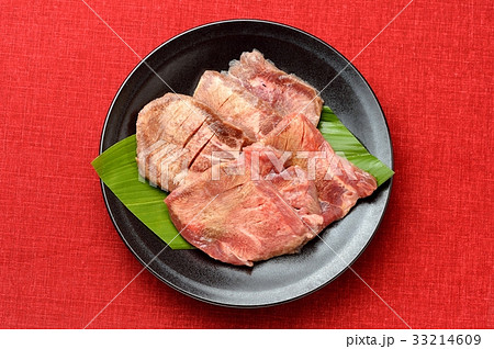 焼肉用の牛タン（牛たん）厚切り／味付きの生肉。未加熱、焼いていません。 33214609