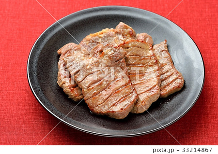 焼肉用の牛タン（牛たん）厚切り／味付き。加熱済、焼いています。 33214867