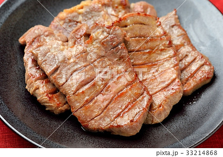 焼肉用の牛タン（牛たん）厚切り／味付き。加熱済、焼いています。 33214868