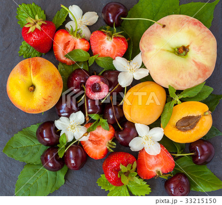 Summer fresh sliced fruits 33215150