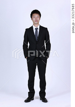 ポケットに手を入れる新人ビジネスマン男性の写真素材