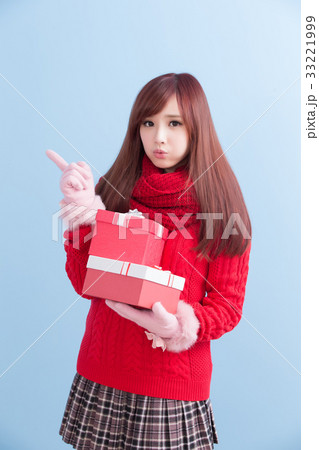 beauty woman take gift 33221999