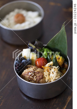 和風ハンバーグと白いごはん 33224246