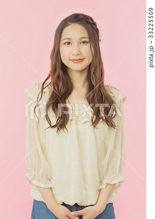 若い女性　20代 33225509
