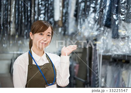 若い女性 (クリーニング店員) 若い女性 (クリーニング店員) 33225547