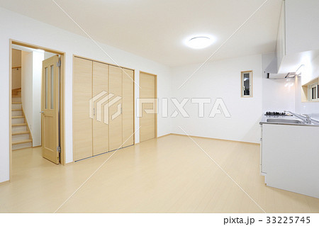 新築住宅 リビングダイニングキッチンと階段 新築住宅 リビングダイニングキッチンと階段 33225745