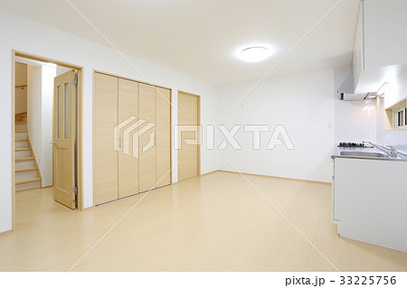 新築住宅 リビングダイニングキッチンと階段 33225756