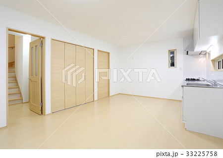 新築住宅 リビングダイニングキッチンと階段 新築住宅 リビングダイニングキッチンと階段 33225758