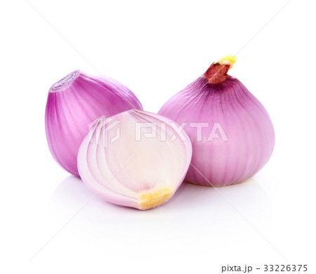 red onion isolated on white background 33226375