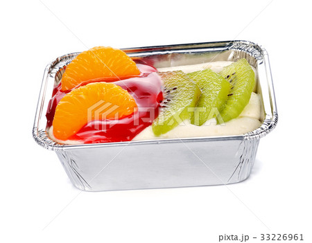 cake with yogurt and fresh fruit 33226961