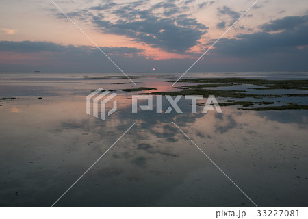 夕日と海と空 夕日と海と空 33227081