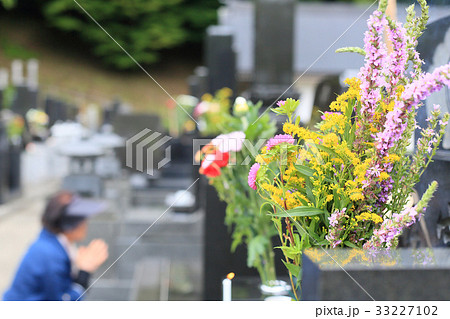 お墓参り お盆の供え物の花の写真素材