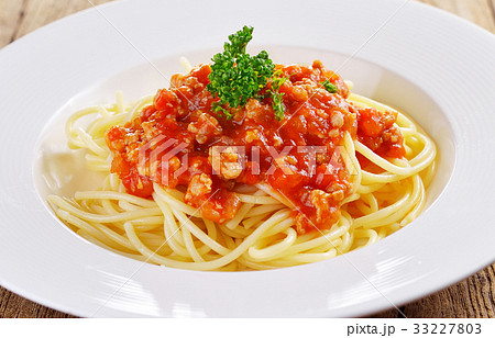 spaghetti pasta with tomato sauce. 33227803