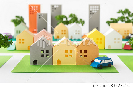 緑のある街　コミュニティ　町並み　住宅地　不動産　道路　ペーパークラフト 33228410