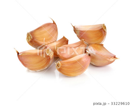 garlic cloves on white background 33229610