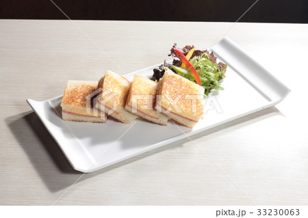 bread and toast 33230063