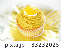 黄色い栗が乗ったカップケーキサイズの市販のモンブラン 33232025