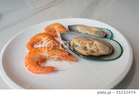Shrimp and mussel Placed on a white plate. Shrimp and mussel Placed on a white plate. 33232474