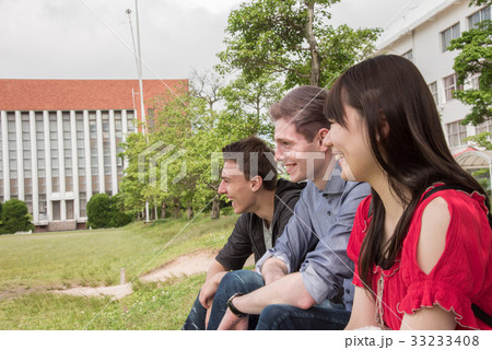ドイツ人留学生と女子大生 33233408