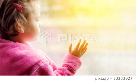 Little girl in sunny day 33233927