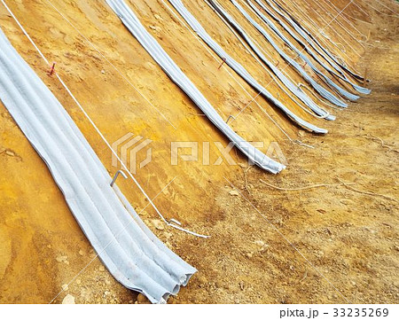 法面防災工事は切土の上に暗渠排水管を敷設します 法面防災工事は切土の上に暗渠排水管を敷設します 33235269