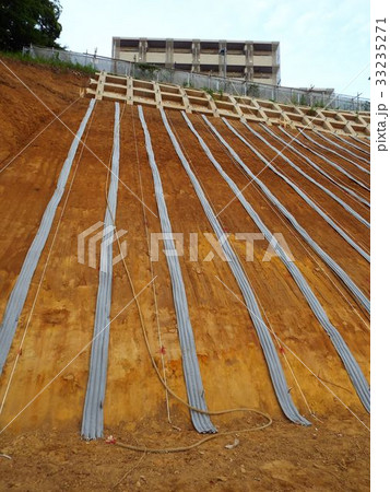 法面防災工事は切土の上に暗渠排水管を敷設します 33235271
