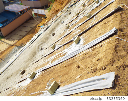 吹付工の前にピンを打って保水材を取り付け生育基盤とします 吹付工の前にピンを打って保水材を取り付け生育基盤とします 33235360