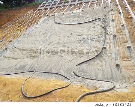 ロービングソイル工法による法面吹付工事はネットや金網が不要です 33235422