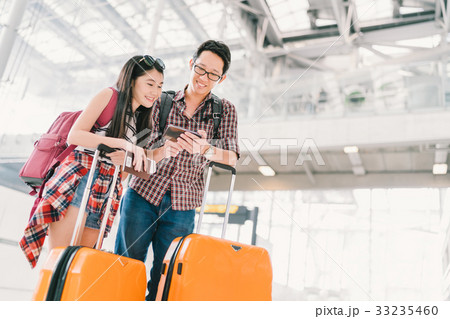 Asian couple online check-in by using smartphone 33235460