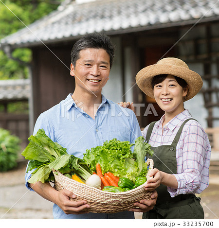 農業 ミドル 夫婦 野菜 農家 イメージ 33235700
