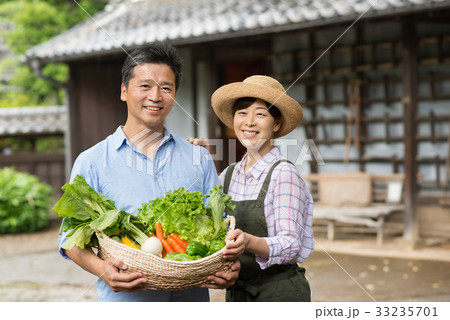 農業 ミドル 夫婦 野菜 農家 イメージ 33235701