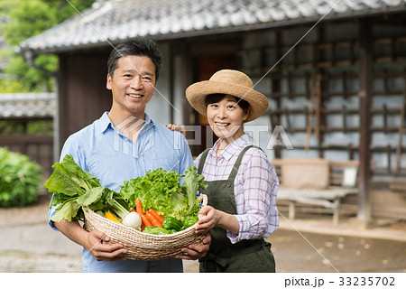 農業 ミドル 夫婦 野菜 農家 イメージ 33235702