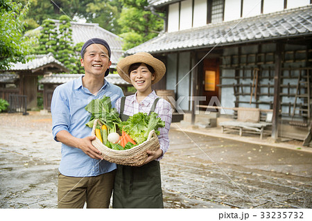 農業 ミドル 夫婦 野菜 農家 イメージ 33235732