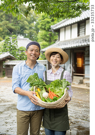 農業 ミドル 夫婦 野菜 農家 イメージの写真素材