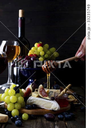 Camembert cheese with figs, honey and wine 33235749