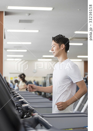 スポーツジムで走る男性 33236158