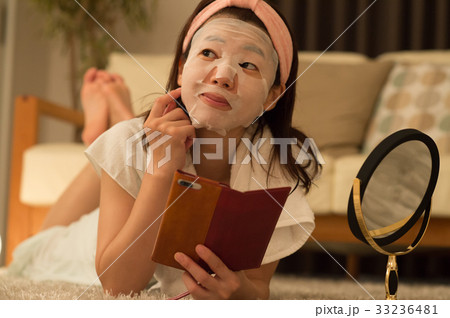 夜　フェイスマスクをする女性 33236481