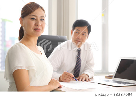 働く人々 33237094