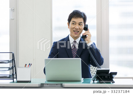 ビジネスマン ミドル 机 オフィス 電話 ビジネスマン ミドル 机 オフィス 電話 33237184
