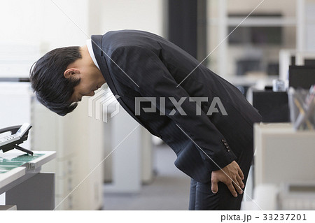 頭を下げるビジネスマン 33237201