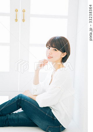 若い女性のヘアスタイルイメージ　 33238364