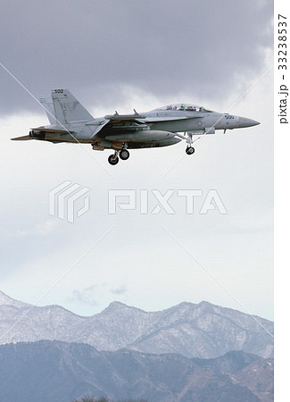 丹沢山系を背景に飛行する米海軍の空母艦載機E/A-18Gグラウラー電子戦機 丹沢山系を背景に飛行する米海軍の空母艦載機E/A-18Gグラウラー電子戦機 33238537