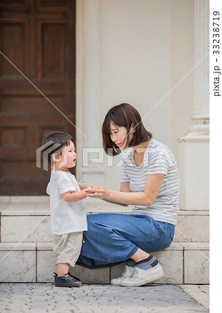 ファミリーイメージ 甘える子供の写真素材