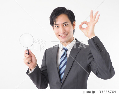 ルーペを持つビジネスマン 33238764