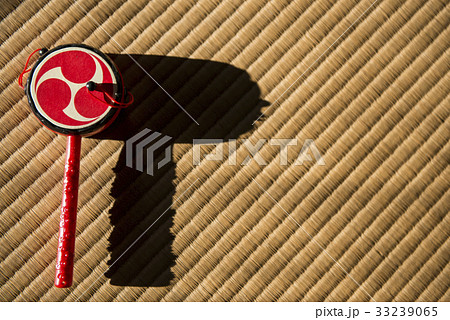 Japanese toy drum on tatami mat background 33239065