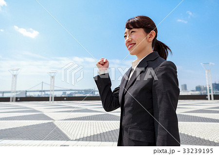 ガッツポーズをする　スーツ姿の女性 33239195