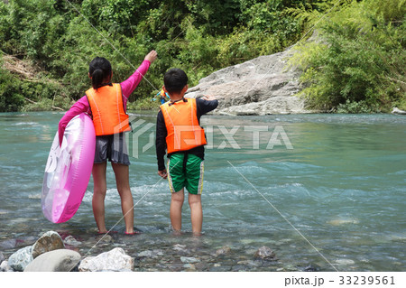 穴吹川で遊ぶ子供 33239561